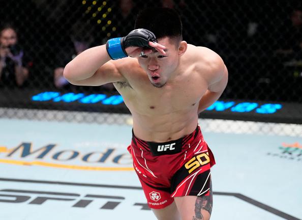 Song Yadong comemora a vitória no UFC Vegas 50