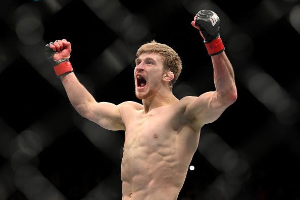 Arnold Allen comemora após nocautear Dan Hooker no UFC Londres (Justin Setterfield/Zuffa LLC)