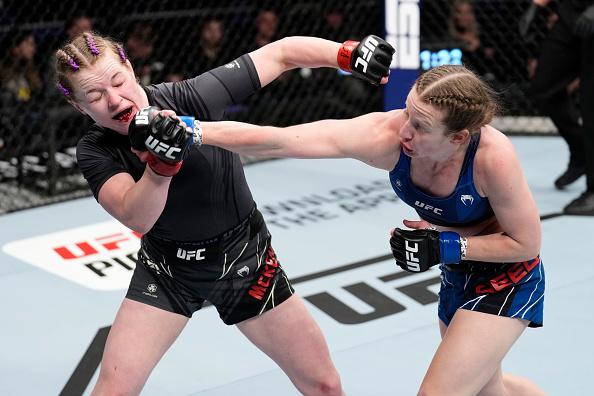 Elise Reed golpeia Cory McKenna no UFC Londres (Chris Unger/Zuffa LLC)