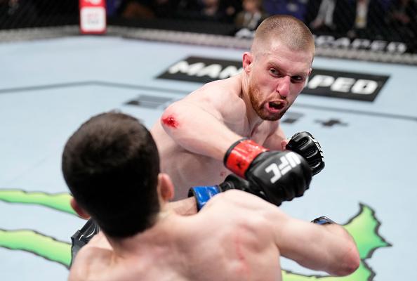 Jack Shore golpeia Timur Valiev no UFC Londres (Chris Unger/Zuffa LLC)