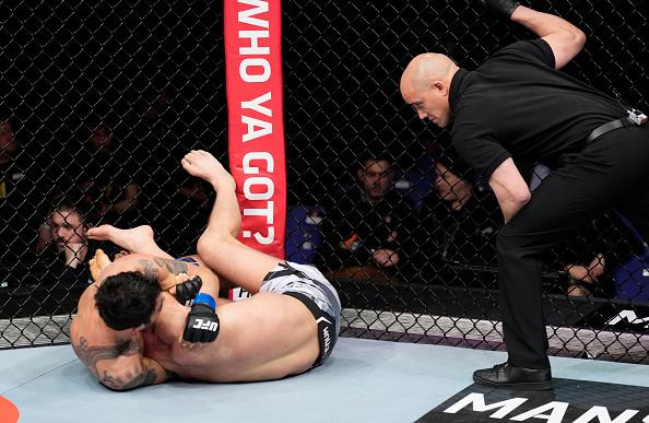 Makwan Amirkhani encaixa triângulo de mão e finaliza Mike Grundy no UFC Londres (Chris Unger/Zuffa LLC)