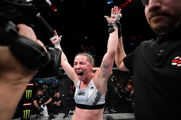 Molly McCann comemora após nocautear Luana Carolina no UFC Londres (Chris Unger/Zuffa LLC)