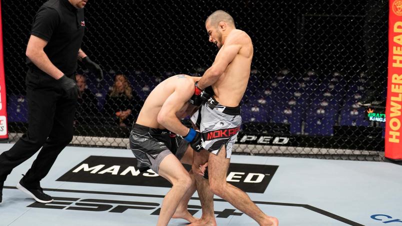 Muhammad Mokaev aplica guilhotina em Cody Durden no UFC Londres (Chris Unger/Zuffa LLC)