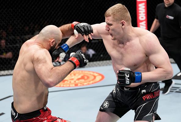 Sergei Pavlovich conecta soco e nocauteia Shamil Abdurakhimov no UFC Londres (Chris Unger/Zuffa LLC)