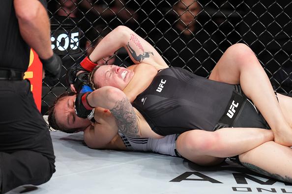 Alexa Grasso aplica mata-leão e finaliza Joanne Wood no UFC Columbus (Josh Hedges/Zuffa LLC)