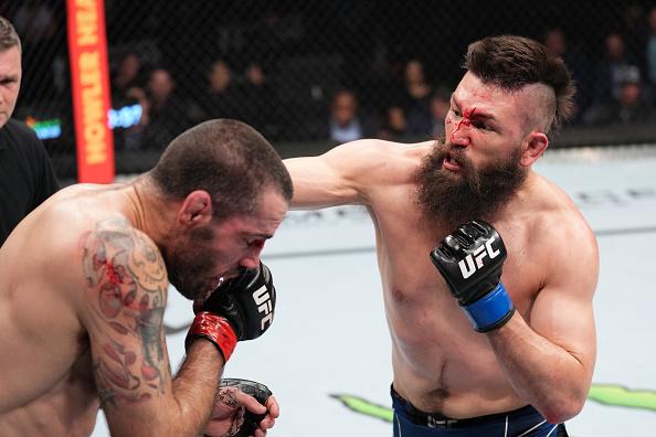 Bryan Barberena golpeia Matt Brown no UFC Columbus (Josh Hedges/Zuffa LLC)