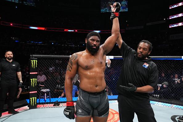 Curtis Blaydes comemora após vencer Chris Daukaus no UFC Columbus (Josh Hedges/Zuffa LLC)