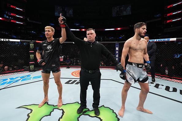 Luis Saldana tem o braço erguido após vencer Bruno Souza no UFC Columbus (Josh Hedges/Zuffa LLC)