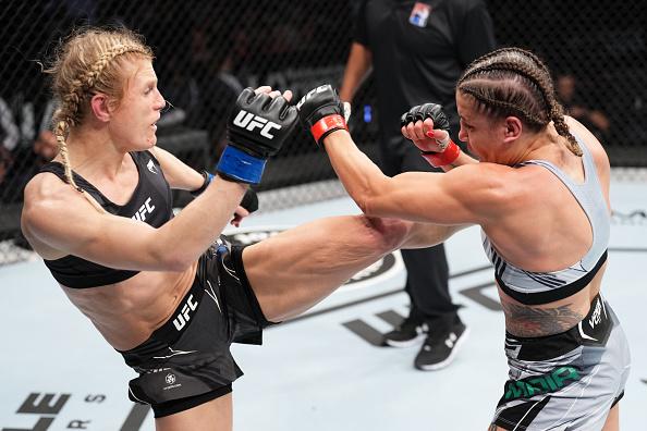 Manon Fiorot e Jennifer Maia trocam golpes no UFC Columbus (Josh Hedges/Zuffa LLC)