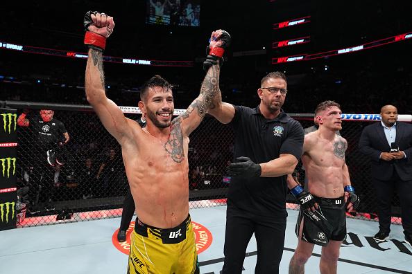 Matheus Nicolau tem o braço erguido após vencer David Dvorak no UFC Columbus (Josh Hedges/Zuffa LLC)