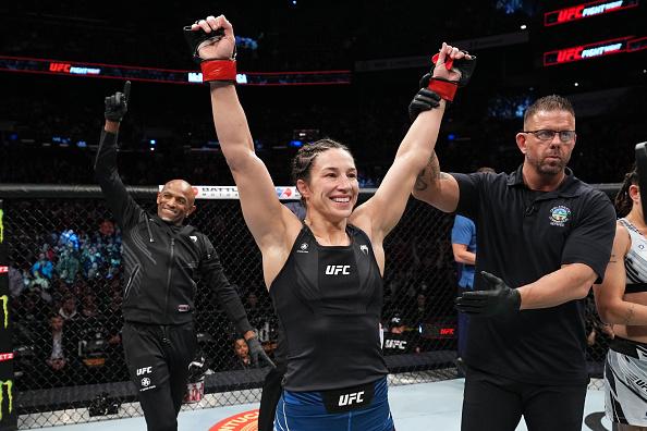 Sara McMann comemora com os braços erguidos após vencer Karol Rosa no UFC Columbus (Josh Hedges/Zuffa LLC)