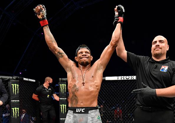 Alex Oliveira comemora sua vitória no UFC Fight Island 3