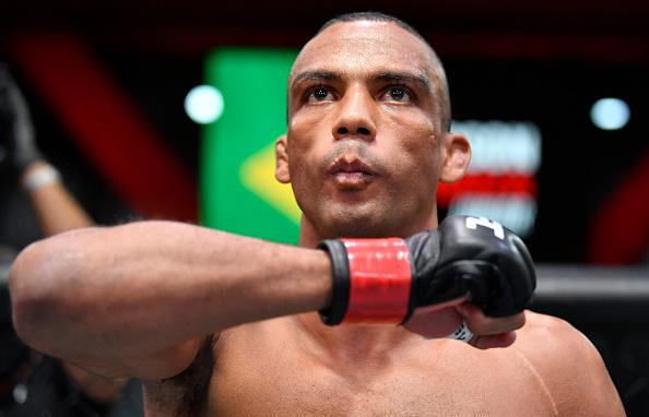 Edson Barboza se prepara para a luta no UFC Vegas 35