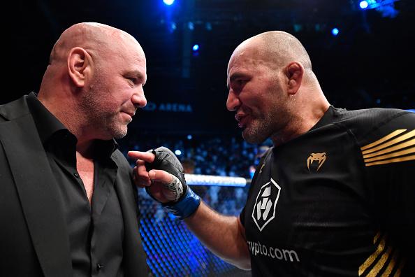 Glover Teixeira conversa com Dana White no UFC 267