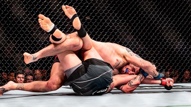 Tom Aspinall encaixa chave de braço reta e finaliza Alexander Volkov no UFC Londres (John Barry/Zuffa LLC)