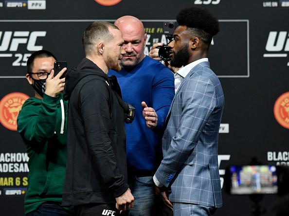 Petr Yan e Aljamain Sterling se encaram na coletiva de imprensa do UFC 259