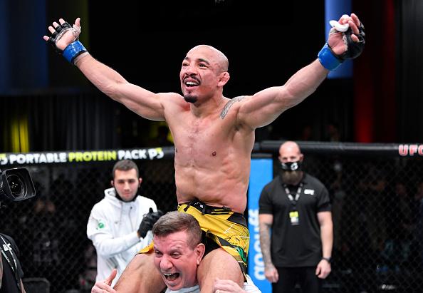 José Aldo comemora a vitória no UFC Vegas 44. (Foto por Jeff Bottari/Zuffa LLC)