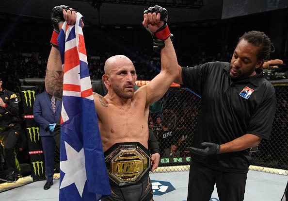 Alexander Volkanovski comemora a vitória no UFC 273