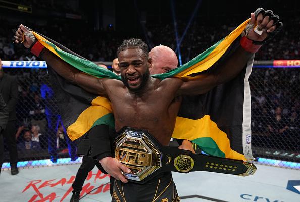 Aljamain Sterling comemora a vitória no UFC 273