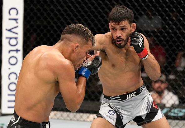 Julio Arce golpeia Daniel Willycat no UFC 273