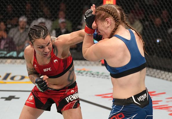 Raquel Pennington golpeia Aspen Ladd no UFC 273