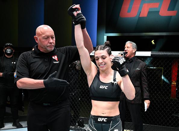 Mackenzie Dern comemora a vitória sobre Nina Nunes no UFC Vegas 23