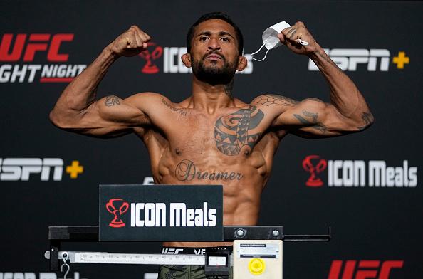 Joanderson Brito na pesagem do UFC Vegas 46