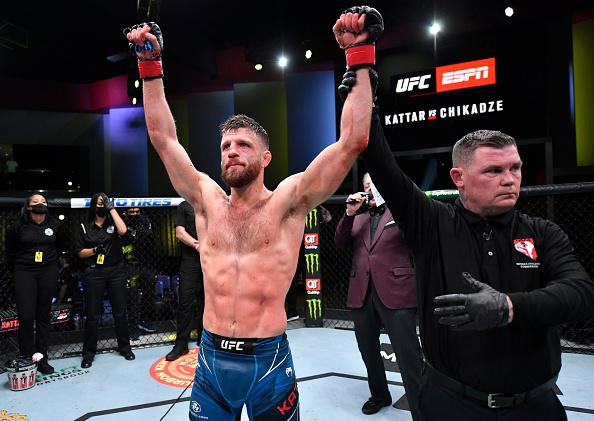 Calvin Kattar comemora sua vitória no UFC Vegas 46
