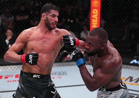 Mounir Lazzez golpeia Ange Loosa no UFC Vegas 51