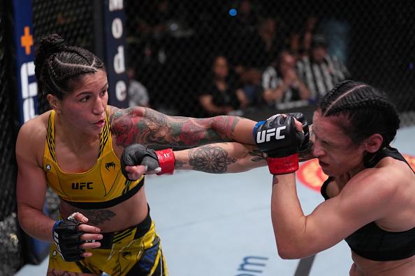 Pannie Kianzad golpeia Lina Lansberg no UFC Vegas 51