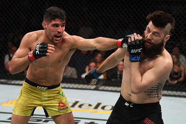 Vicente Luque golpeia Bryan Barberena no UFC Phoenix