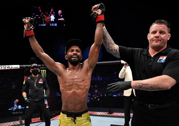 Francisco Figueiredo comemora sua vitória no UFC Fight Island 8