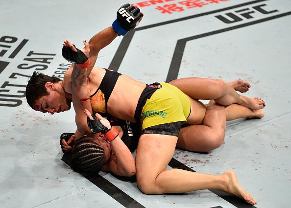 Jessica Andrade golpeia Claudia Gadelha no ground and pound no UFC Japão