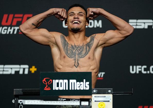 Daniel Lacerda posa na pesagem do UFC Vegas 41 (Jeff Bottari/Zuffa LLC)