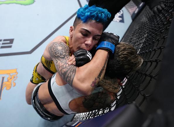 Jéssica Andrade encaixa triângulo de mão e finaliza Amanda Lemos no UFC Vegas 52 (Jeff Bottari/Zuffa LLC)