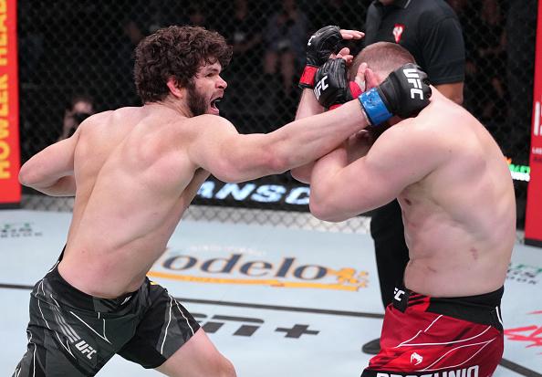 Philipe Lins golpeia Marcin Prachnio no UFC Vegas 52 (Jeff Bottari/Zuffa LLC)