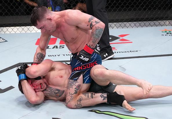 Preston Parsons golpeia Evan Elder no chão no UFC Vegas 52 (Jeff Bottari/Zuffa LLC)