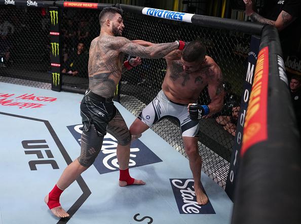 Tyson Pedro golpeia Ike Villanueva no UFC Vegas 52 (Jeff Bottari/Zuffa LLC)