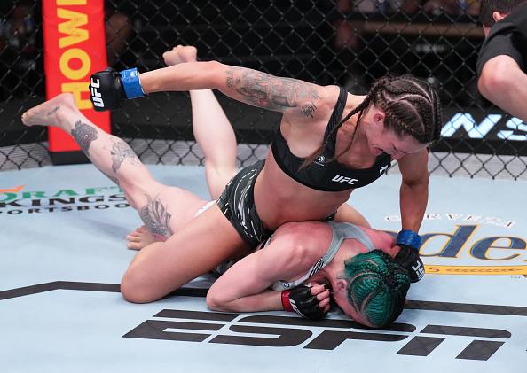 Shanna Young golpeia Gina Mazany no UFC Vegas 53