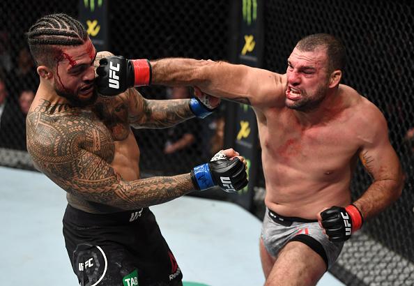 Maurício "Shogun" golpeia Tyson Pedro no UFC Adelaide