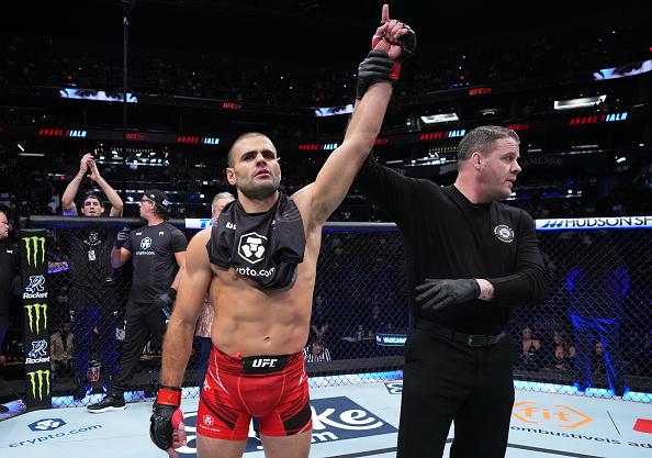 Andre Fialho comemora sua vitória no UFC 274