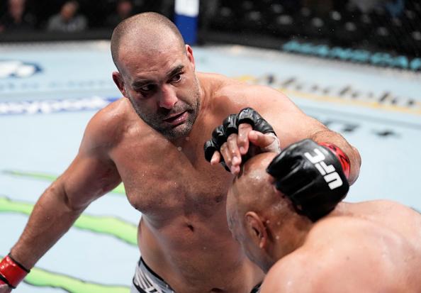 Blagoy Ivanov golpeia Marcos Rogério Pezão no UFC 274