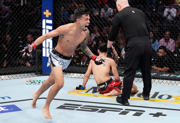 Brandon Royval comemora sua vitória no UFC 274