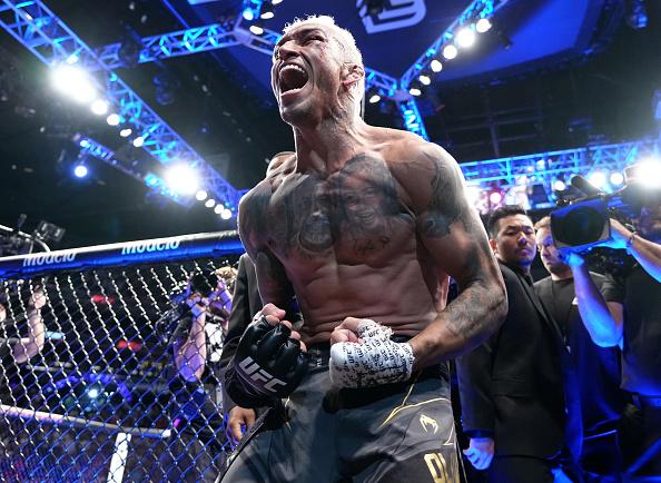 Charles Oliveira comemora sua vitória no UFC 274