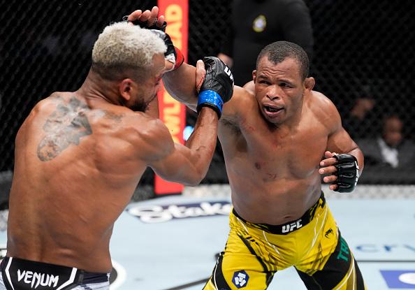 Francisco Massaranduba golpeia Danny Roberts no UFC 274