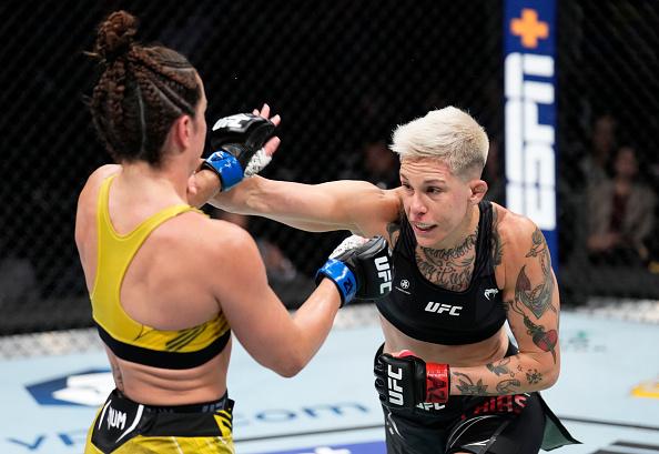 Macy Chiasson golpeia Norma Dumont no UFC 274