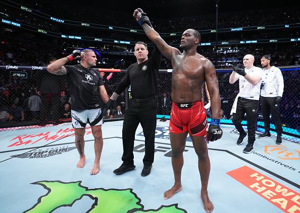 Ovince Saint Preux comemora a vitória no UFC 274