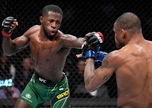 Randy Brown golpeia Khaos Williams no UFC 274