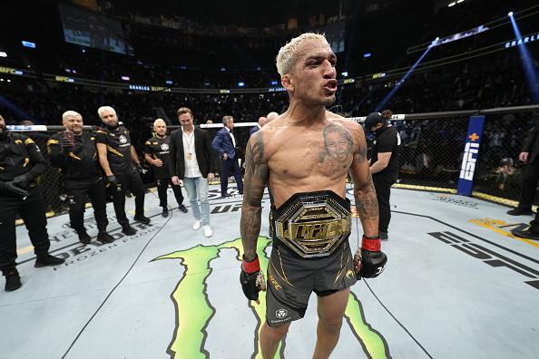 Charles Oliveira comemora sua vitória no UFC 269