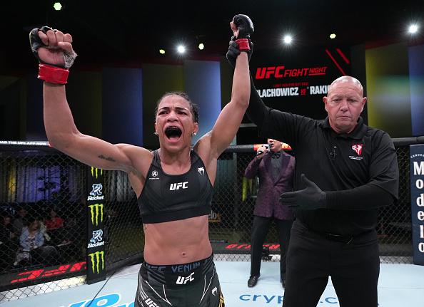 Viviane Araújo comemora sua vitória no UFC Vegas 54. (Foto por Jeff Bottari/Zuffa LLC)
